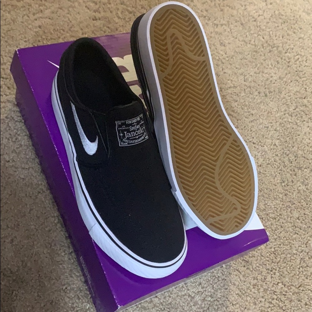 Brand new Nike kid shoes NWT size 3.5